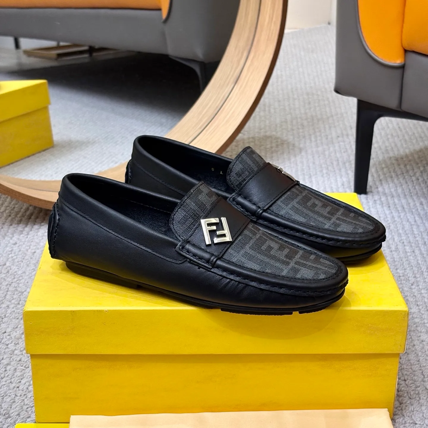 Men's shoes 💰420 [FENDI Fendi] 2⃣️0⃣️2⃣️5️⃣New Milan men's fashion lazy catwalk style ✅ fashionable casual beanie shoes, imported calfskin fabric, super smooth texture, sweat-absorbent and breathable, (sheepskin lining). Metal LOGO on the shoe body, Medusa avatar, irregular avatar, high-end craftsmanship logo✅ French Loft set foot design style 👟Low-key and elegant, great on-foot effect... Men's shoe size: 38-46 (4-12)